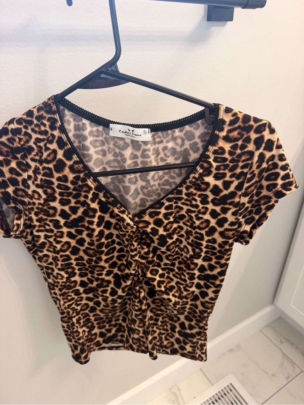 Ruched V-Neck Leopard Crop Top - Brown